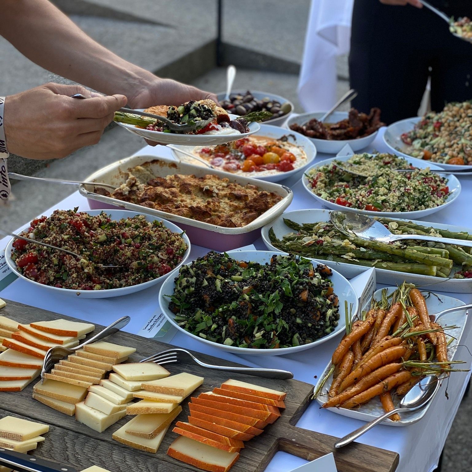 Buffet mit Salaten, Gemüse und regionalem Käse