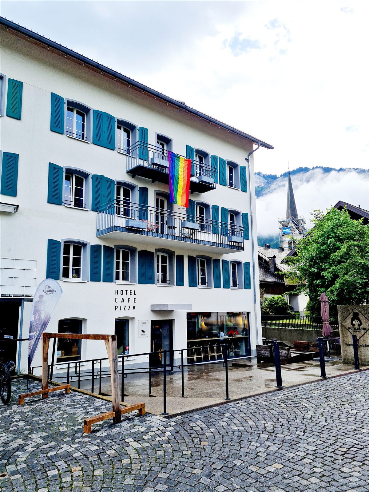 Hotel Bären in Mellau mit Regenbogenfahne an der Fassade