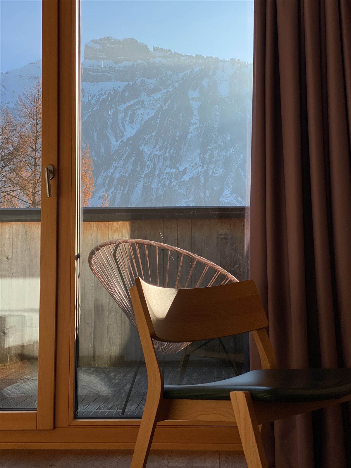 Blick aus dem Hotel Bären auf die verschneite Kanisfluh